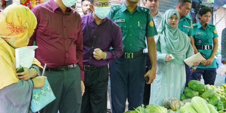 ঢাকায় দুই বাজারে বাণিজ্য মন্ত্রণালয়ের তদারকি টিমের অভিযান