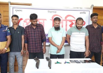 রামপালে পুলিশের অভিযানে পাইপগাদন ও গুলি উদ্ধার, আটক ৫