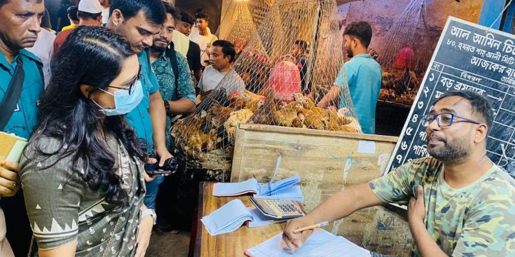 বাণিজ্য মন্ত্রণালয়ের নিয়মিত অভিযানে কমতে শুরু করেছে ডিমের দাম