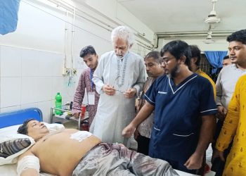 তাঁতি বাজারে মণ্ডপে আহতদের দেখতে গেলেন স্থানীয় সরকার উপদেষ্টা