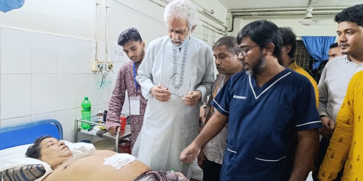 তাঁতি বাজারে মণ্ডপে আহতদের দেখতে গেলেন স্থানীয় সরকার উপদেষ্টা