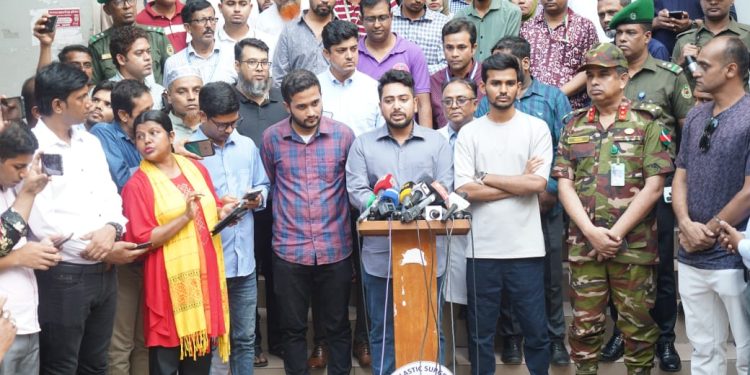 জুলাই শহীদ স্মৃতি ফাউন্ডেশনের পক্ষ থেকে আন্দোলনে আহতদের অনুদানের চেক হস্তান্তর