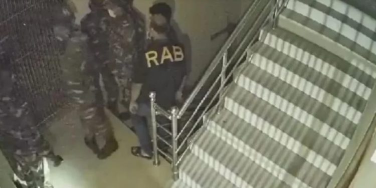 সেনাবাহিনী ও র্যাবের পোশাক পরে ডাকাতির ১১ সদস্য গ্রেপ্তার, পরিচয় জানলে অবাক হয়ে যাবেন