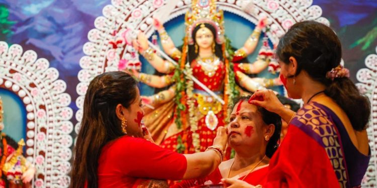 উৎসবমুখর পরিবেশে বাংলাদেশে দুর্গাপূজা উদযাপন-পররাষ্ট্র উপদেষ্টা
