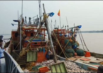 বঙ্গোপসাগর থেকে ৩১ জেলেসহ ভারতীয় দুটি ট্রলিং বোট আটক করেছে নৌ বাহিনী