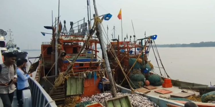 বঙ্গোপসাগর থেকে ৩১ জেলেসহ ভারতীয় দুটি ট্রলিং বোট আটক করেছে নৌ বাহিনী