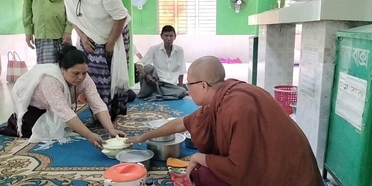 কলাপাড়ায় বৌদ্ধধর্মাবলম্বীরা পালন করছেন প্রবারনা পূর্নিমা উৎসব