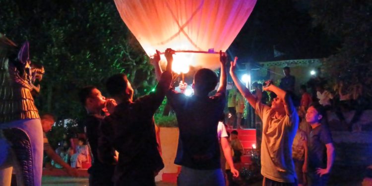 পটুয়াখালীতে পালিত হয়েছে রাখাইনদের প্রবারণা পুর্নিমায় ফানুস উৎসব