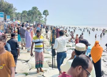 কুয়াকাটায় নিন্মচাপ ও পুর্নিমার জো’য়ের প্রভাবে উত্তাল সমুদ্রে পর্যটকদের আনন্দ উল্লাস