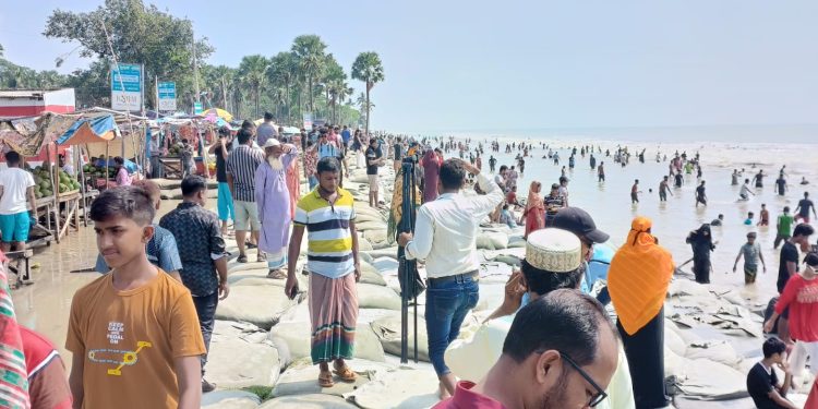 কুয়াকাটায় নিন্মচাপ ও পুর্নিমার জো’য়ের প্রভাবে উত্তাল সমুদ্রে পর্যটকদের আনন্দ উল্লাস