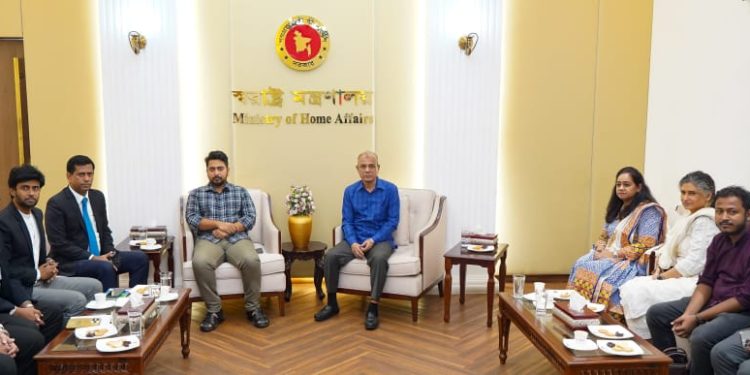 স্বরাষ্ট্র ও তথ্য উপদেষ্টার সঙ্গে ‘মায়ের ডাক’ সংগঠনের প্রতিনিধি দলের বৈঠক