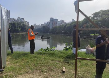 পরিবেশ উপদেষ্টার নির্দেশে যৌথ অভিযান: গুলশান লেকের অবৈধ স্থাপনা উচ্ছেদ