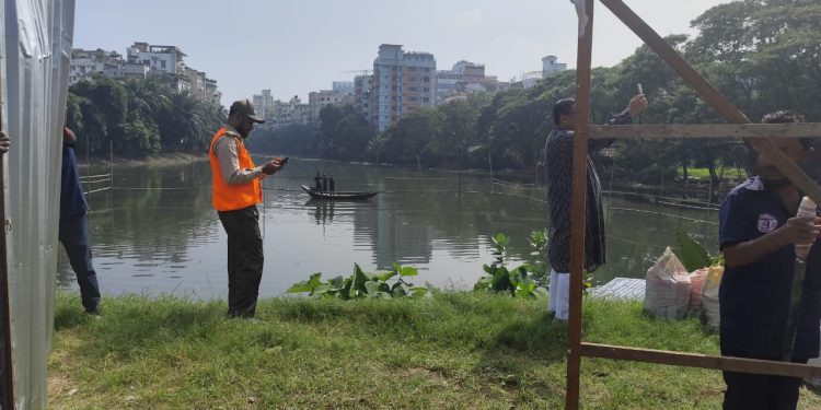 পরিবেশ উপদেষ্টার নির্দেশে যৌথ অভিযান: গুলশান লেকের অবৈধ স্থাপনা উচ্ছেদ
