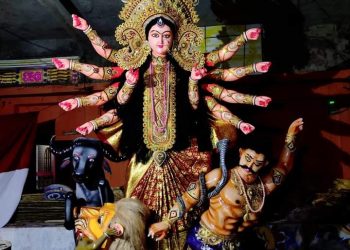 শেষ মূহুর্তের তুলির আঁছড়ে ব্যস্ত মৃৎশিল্পীরা; এবার  কাপ্তাইয়ে ৮ টি মন্দিরে দুর্গা পুজা অনুষ্ঠিত হবে 