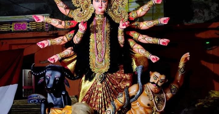 শেষ মূহুর্তের তুলির আঁছড়ে ব্যস্ত মৃৎশিল্পীরা; এবার  কাপ্তাইয়ে ৮ টি মন্দিরে দুর্গা পুজা অনুষ্ঠিত হবে 
