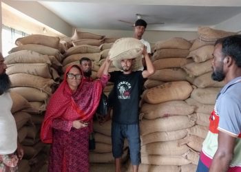 কুয়াকাটায় ১১শ’ জেলের মাঝে ভিজিএফ’র চাল বিতরণ