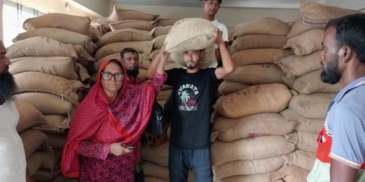 কুয়াকাটায় ১১শ’ জেলের মাঝে ভিজিএফ’র চাল বিতরণ