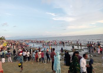 পূজার ছুটিতে লক্ষাধিক দর্শনার্থীদের আগমনে মুখর ছিল কুয়াকাটা সৈকত