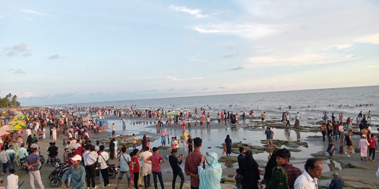 পূজার ছুটিতে লক্ষাধিক দর্শনার্থীদের আগমনে মুখর ছিল কুয়াকাটা সৈকত