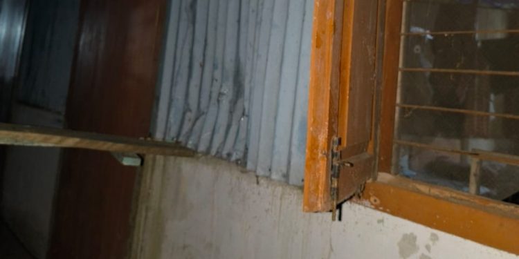 বন্যহাতির তান্ডবে ক্ষতিগ্রস্ত কাপ্তাই পুলিশ সার্কেল অফিসের টিনের ঘর