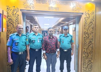 ভুয়া পরিচয়ে বদলির অনৈতিক তদবিরকারীকে পুলিশে সোপর্দ