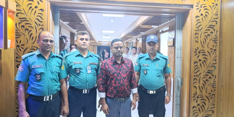 ভুয়া পরিচয়ে বদলির অনৈতিক তদবিরকারীকে পুলিশে সোপর্দ