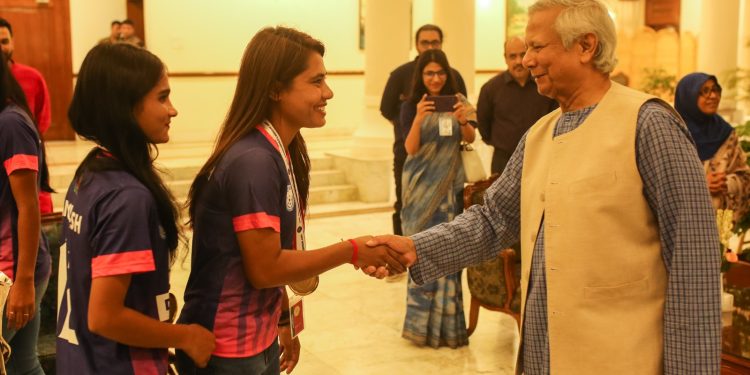 সাফ বিজয়ী নারী ফুটবল চাকে সংবর্ধনা দিচ্ছেন প্রধান উপদেষ্টা