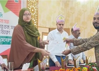 মেহেরপুরে জাতীয় যুব দিবস উপলক্ষে ঋণের চেক বিতরণ