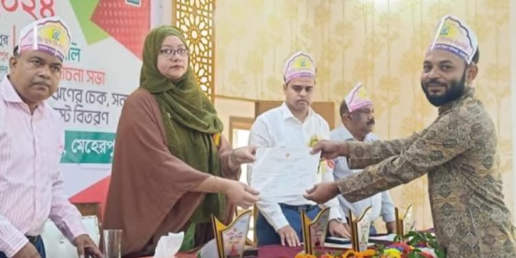 মেহেরপুরে জাতীয় যুব দিবস উপলক্ষে ঋণের চেক বিতরণ