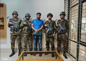 সেনাবাহিনী ও পুলিশের গাড়ী ভাংচুর ও আগুন দেওয়ার ঘটনায় সেনাবাহিনীর অভিযানে আরও পাঁচজন দুষ্কৃতিকারী গ্রেফতার