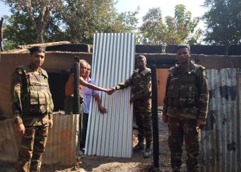 রাইখালীতে  দুর্গম হাফছড়ির বাসিন্দা পাইসাউ মারমার পাশে  সেনাবাহিনী