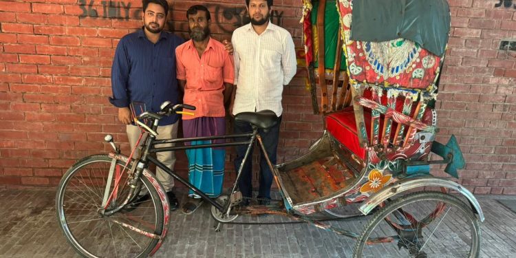 শহিদ গোলাম নাফিজের দেহ বহনকারী সেই রিকশাটি আনা হলো গণভবনের স্মৃতি জাদুঘরে