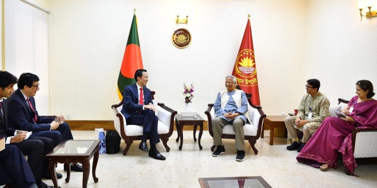 প্রধান উপদেষ্টা পাচারকৃত অর্থ ফেরত আনতে সিঙ্গাপুরের সহায়তা চান