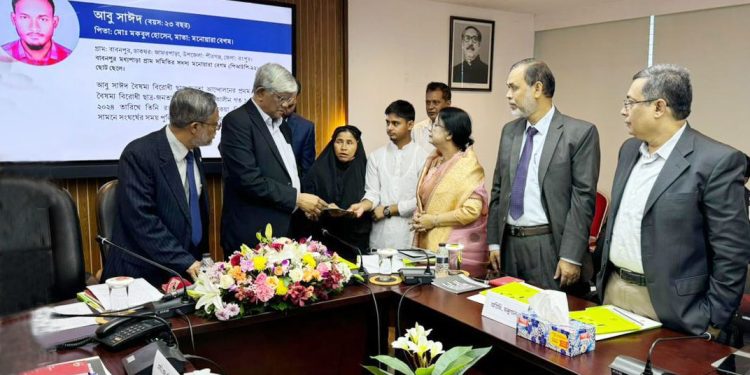 SDF আর্থিক সহায়তায় জুলাই-আগস্ট আন্দোলনের নায়কদের পাশে দাঁড়িয়েছে