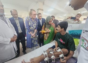 স্বাস্থ্য উপদেষ্টা নূরজাহান বেগম এবং ব্রিটিশ হাইকমিশনার সারাহ কুক জাতীয় অর্থোপেডিক হাসপাতাল ও পুনর্বাসন প্রতিষ্ঠানে (নিটোর) আন্দোলনে আহত ছাত্র জনতার চিকিৎসা ব্যবস্থা পরিদর্শন করেন