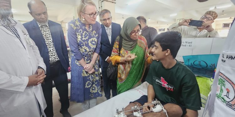 স্বাস্থ্য উপদেষ্টা নূরজাহান বেগম এবং ব্রিটিশ হাইকমিশনার সারাহ কুক জাতীয় অর্থোপেডিক হাসপাতাল ও পুনর্বাসন প্রতিষ্ঠানে (নিটোর) আন্দোলনে আহত ছাত্র জনতার চিকিৎসা ব্যবস্থা পরিদর্শন করেন