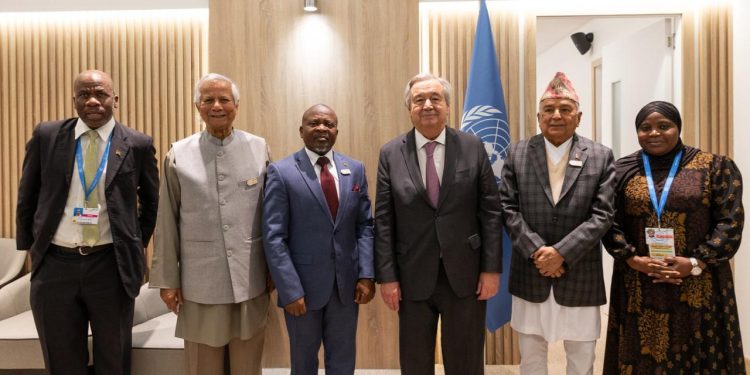 জলবায়ু সংকট মোকাবেলায় নতুন অর্থনৈতিক কাঠামোর আহ্বান প্রধান উপদেষ্টার