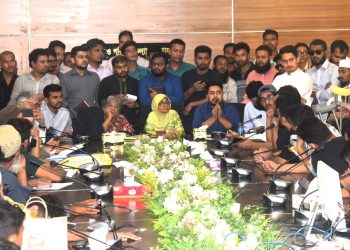 জুলাই-আগস্ট গণঅভ্যুত্থানে আহতদের একটি প্রতিনিধি দলের সঙ্গে বৈঠকে করেছেন অন্তর্বর্তী সরকারের ছয় উপদেষ্টা