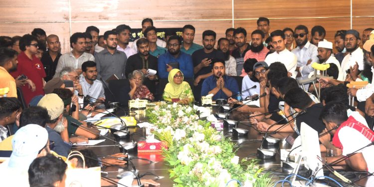 জুলাই-আগস্ট গণঅভ্যুত্থানে আহতদের একটি প্রতিনিধি দলের সঙ্গে বৈঠকে করেছেন অন্তর্বর্তী সরকারের ছয় উপদেষ্টা