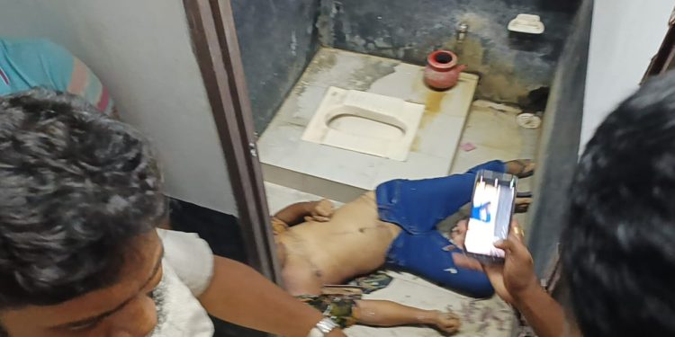 কুয়াকাটায় পাবলিক টয়লেট থেকে এক ব্যক্তির লাশ উদ্ধার