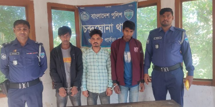 চন্দ্রঘোনা থানা পুলিশ এর অভিযানে ২’শত৪৭ লিটার চোলাইমদ সহ ৪ জন গ্রেফতার ও সিএনজি জব্দ