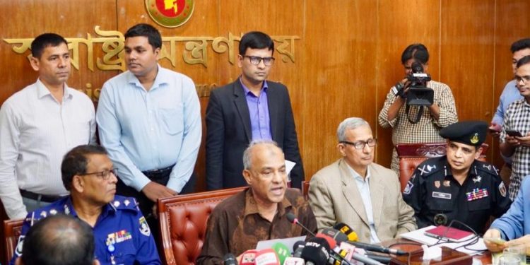 ট্রাফিক নিয়ন্ত্রণে আইনশৃঙ্খলা বাহিনীর অবসরপ্রাপ্তদের নিয়োগ করা হবে- স্বরাষ্ট্র উপদেষ্টা