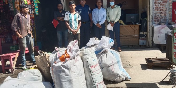 নিষিদ্ধ পলিথিনের বিরুদ্ধে সারা দেশে অভিযান: ১৯ লক্ষ টাকা জরিমানাসহ ৩৮ হাজার কেজি পলিথিন জব্দ