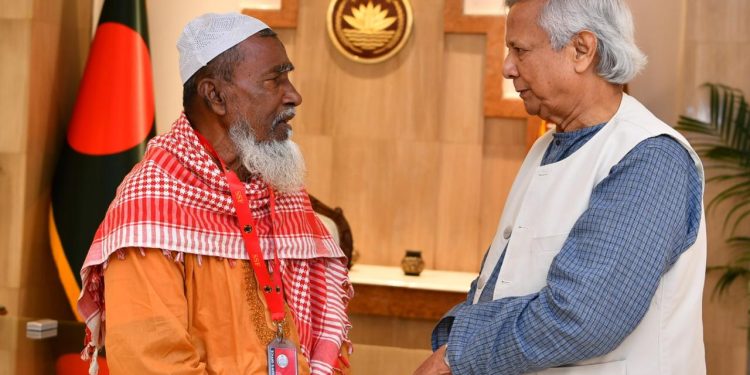 আমাকে রংপুরের একজন উপদেষ্টা হিসেবে বিবেচনা করুন, সিএ আবু সাঈদের পরিবারকে বলেছেন