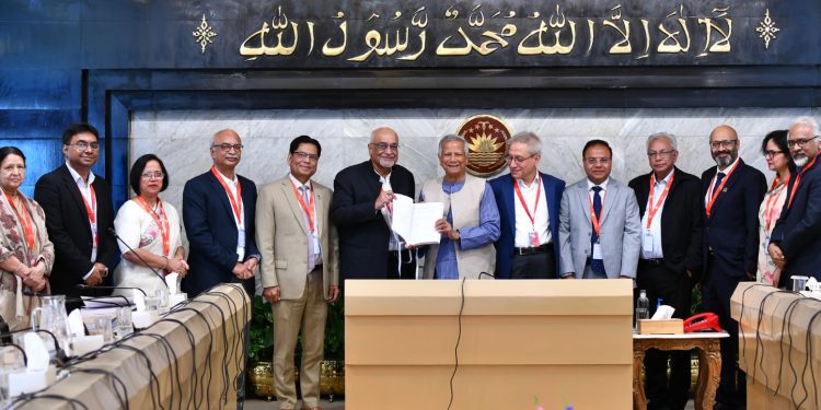 অর্থনীতির শ্বেতপত্র জমা দিয়েছেন প্রধান উপদেষ্টা