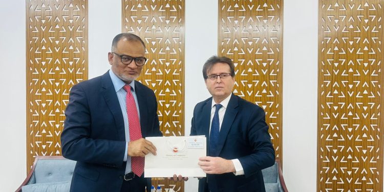 তুরস্কের রাষ্ট্রদূত রামিস সেন এর সাথে বাণিজ্য উপদেষ্টা শেখ বশিরউদ্দীন এর সঙ্গে সৌজন্য সাক্ষাৎ করেছেন