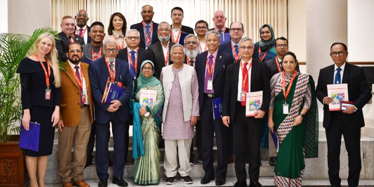 সাউথ এশিয়ান অ্যাসোসিয়েশন ফর রিজিওনাল কোঅপারেশন অনকোলজির (এসএফও) প্রতিনিধিদলের সঙ্গে বৈঠক করেছেন প্রধান উপদেষ্টা অধ্যাপক মুহাম্মদ ইউনূস