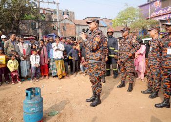 অগ্নিকাণ্ড প্রতিরোধে সচেতনতা বৃদ্ধির লক্ষ্যে কড়াইল বস্তিতে ফায়ার সার্ভিসের গণসংযোগ