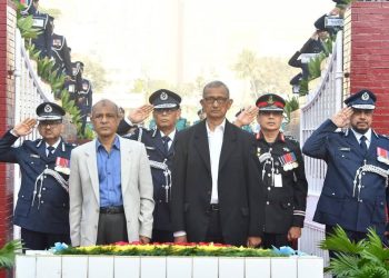 রাজারবাগ পুলিশ স্মৃতিসৌধে স্বরাষ্ট্র উপদেষ্টার শ্রদ্ধা নিবেদন