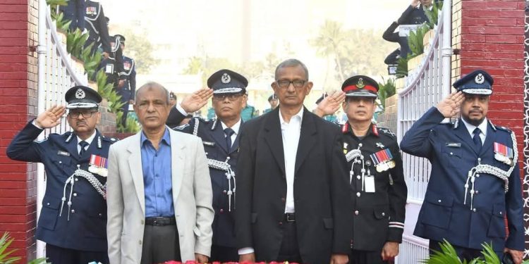 রাজারবাগ পুলিশ স্মৃতিসৌধে স্বরাষ্ট্র উপদেষ্টার শ্রদ্ধা নিবেদন